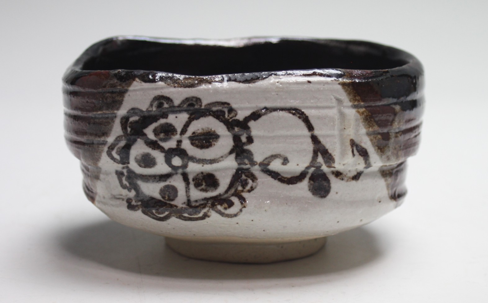 黒織部茶碗「花ノ香」