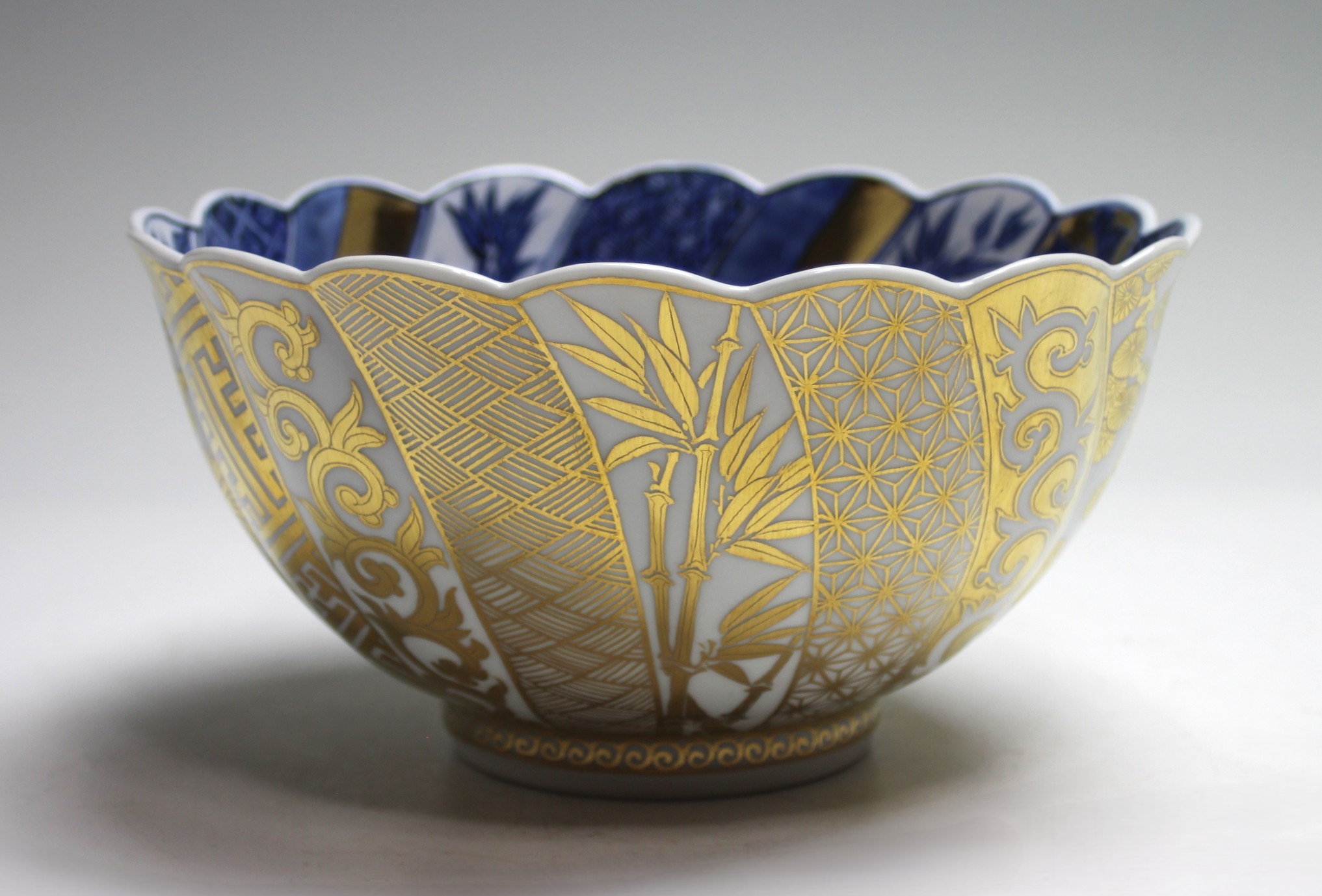 染付金彩輪花菓子器